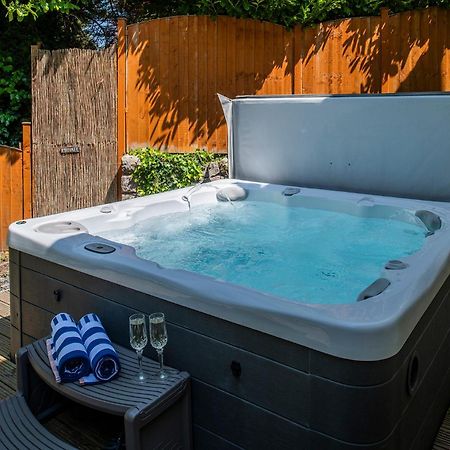 The Coachhouse - Cottage With Private Hot Tub Colwyn Bay Esterno foto