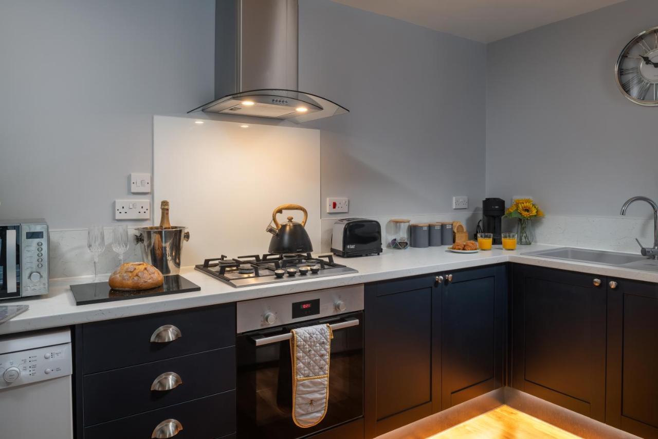The Coachhouse - Cottage With Private Hot Tub Colwyn Bay Esterno foto