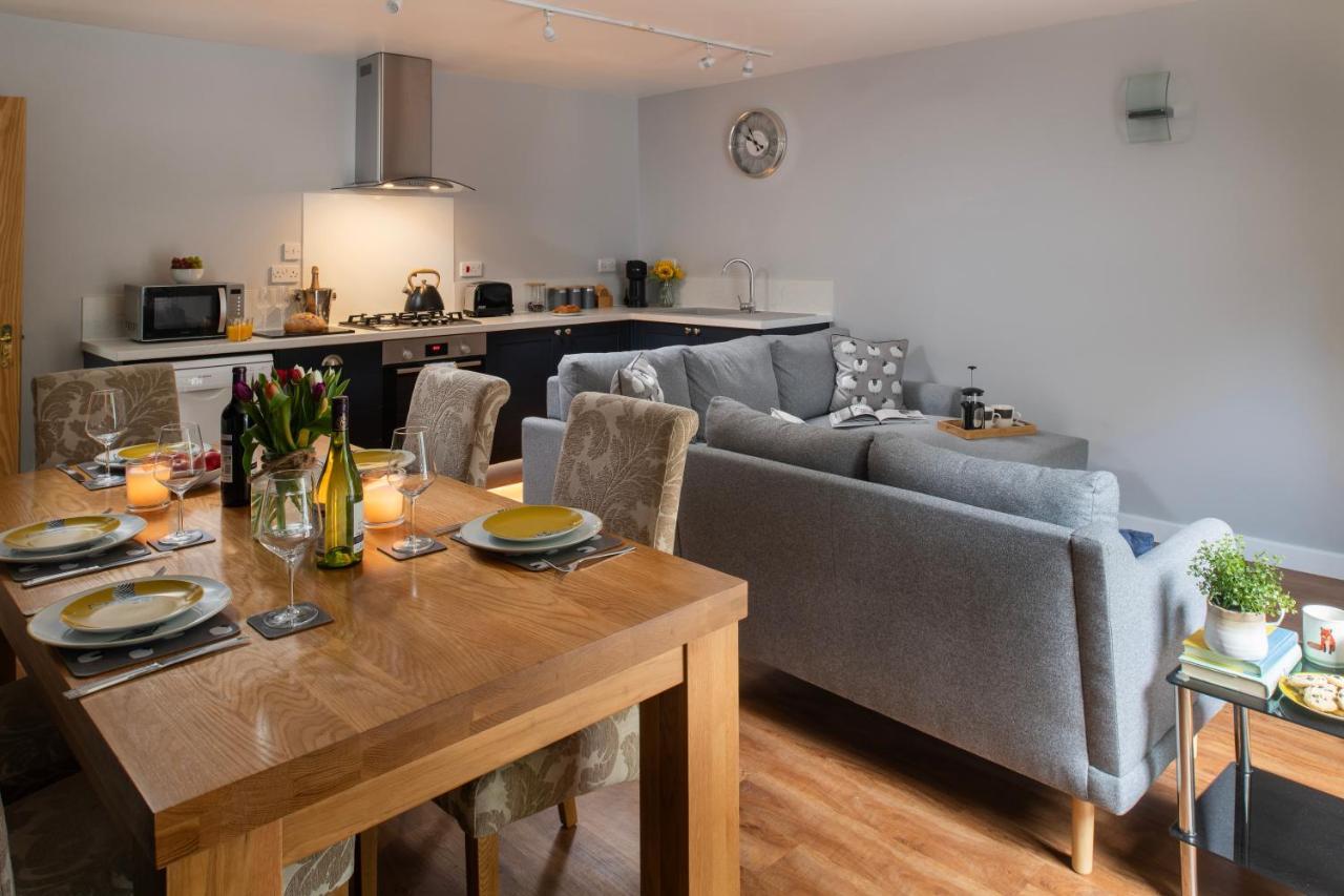 The Coachhouse - Cottage With Private Hot Tub Colwyn Bay Esterno foto