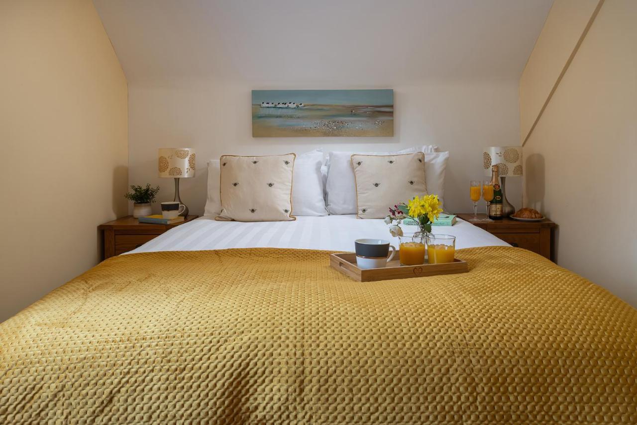 The Coachhouse - Cottage With Private Hot Tub Colwyn Bay Esterno foto