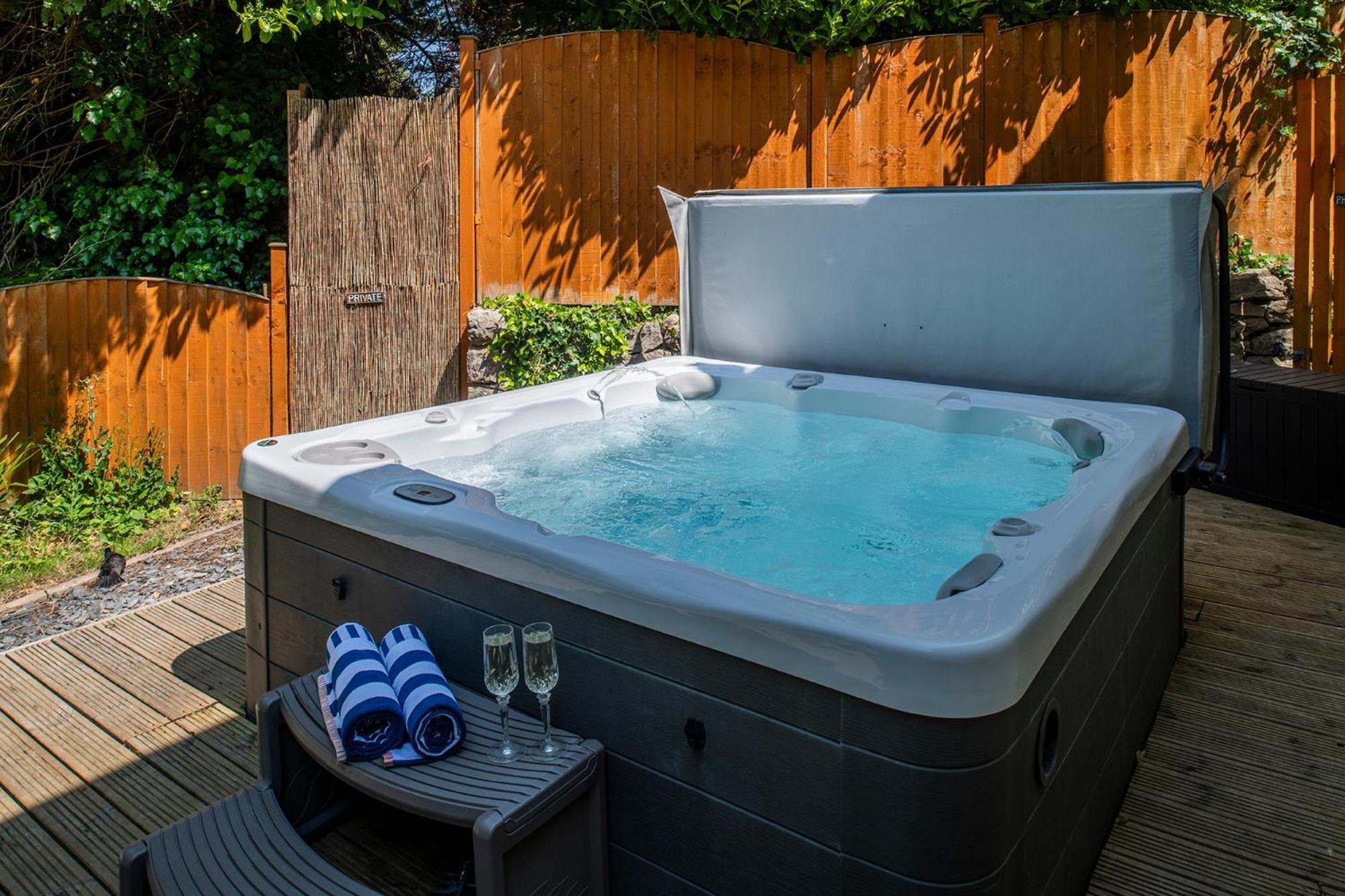 The Coachhouse - Cottage With Private Hot Tub Colwyn Bay Esterno foto