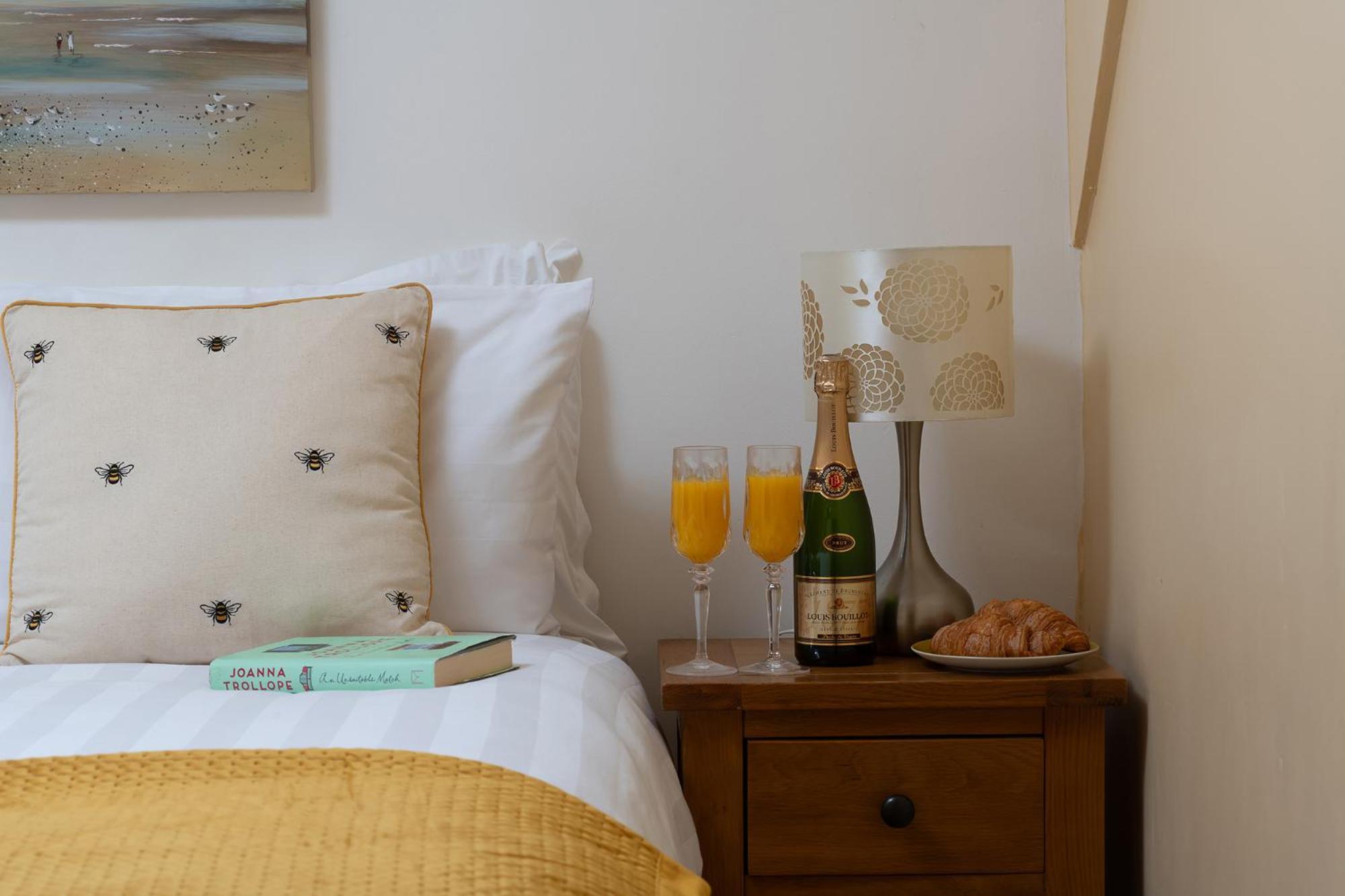 The Coachhouse - Cottage With Private Hot Tub Colwyn Bay Esterno foto